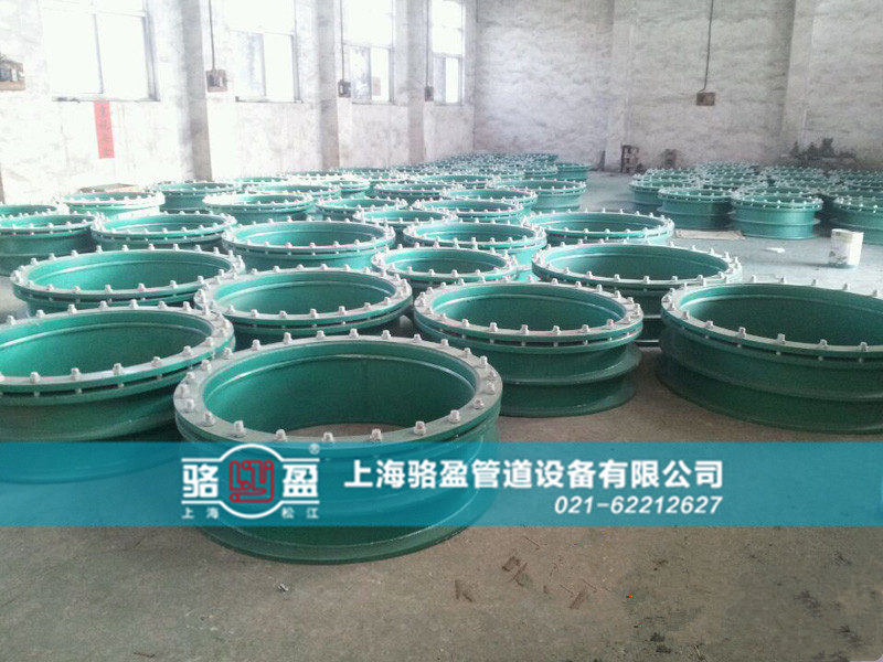 河南省駐馬店市正陽縣柔性人防套管發(fā)貨圖 /></p>人防套管主要應(yīng)用于管道穿墻處不承受管道振動(dòng)和伸縮變形的建筑物，一般情況下，如果只是考慮到管道的穿墻，不需考慮管道的位移變形，只需要選用人防套管。如果對于地震設(shè)防要求比較高的地區(qū)，在使用人防套管的同時(shí)應(yīng)在該建筑物外墻管道設(shè)置柔性連接，從而達(dá)到墻體的防水目的。<br />    人防套管安裝說明：① 按照設(shè)計(jì)圖樣的要求，在建筑物上定出管道走向、位置和標(biāo)高，確定支架的位置和數(shù)量 ② 安裝支架。根據(jù)確定好的支架位置和施工現(xiàn)場的實(shí)際情況，選定支架的安裝方式，將支架安裝到位③ 預(yù)制管段。根據(jù)施工圖，根據(jù)施工現(xiàn)場的實(shí)際情況，按照測線的方法，繪制各段管線加工圖，將劃分加工好的管段，分段下料，編好序號，開好坡口，以備組對④ 管道就位。把預(yù)制好的管段安放到支架上，并采取臨時(shí)固定措施⑤ 管道連接。將安放好的管道，對好管口，用焊接的方法，連成管線 ⑥ 找好坡度。按設(shè)計(jì)要求，找好管線坡度。事實(shí)上，坡度在支架安裝時(shí)就已找好，管道連接后，再檢查校對一下，檢查校對合格，把管線固定在支架上。<br />    在使用人防套管的時(shí)候，還應(yīng)該注意管子內(nèi)徑與人防套管外徑保持一致。如果在人防套管安裝后發(fā)現(xiàn)管道出現(xiàn)縫隙，可以采用柔性石棉材料進(jìn)行填充。<br />    駱盈管道專業(yè)生產(chǎn)人防套管。人防套管主要應(yīng)用于管道穿墻處不承受管道振動(dòng)和伸縮變形的建筑物，一般情況下，如果只是考慮到管道的穿墻，不需考慮管道的位移變形，只需要選用人防套管。駱盈生產(chǎn)的河南省駐馬店市正陽縣<a href=http://www.luoying168.com target=_blank class=infotextkey>鴨嘴閥</a>能夠?qū)崿F(xiàn)污水的正向流出反向止逆的功能，產(chǎn)品質(zhì)量符合~標(biāo)準(zhǔn)。駱盈管道專業(yè)生產(chǎn)二十多種不同類型的<a href=http://www.luoying168.com target=_blank class=infotextkey>鴨嘴閥</a>，產(chǎn)品質(zhì)量符合~標(biāo)準(zhǔn)，并且我公司長期與國內(nèi)的一大批知名的鋼鐵閥門廠家進(jìn)行合作并建立深厚的合作友誼，產(chǎn)品質(zhì)量經(jīng)得起實(shí)踐的檢驗(yàn)，專業(yè)致力于管道行業(yè)二十多年，駱盈品質(zhì)值得您的信賴。駱盈管道作為專業(yè)的生產(chǎn)鴨嘴閥廠家，產(chǎn)品質(zhì)量經(jīng)得起實(shí)踐的檢驗(yàn)，駱盈產(chǎn)品不僅性能優(yōu)良，而且鴨嘴閥價(jià)格也是十分的優(yōu)惠。河南省駐馬店市正陽縣鴨嘴閥哪家好，駱盈管道是選。<p style=